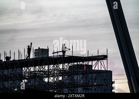 I lavoratori smantellano le impalcature sul ponte Erasmus sul Nieuwe Maas a Rotterdam, Paesi Bassi Foto Stock