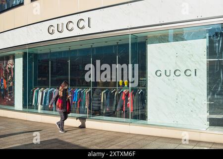 Vetrina Gucci in un grande magazzino a Tokyo, vicino a Ginza, Giappone Foto Stock