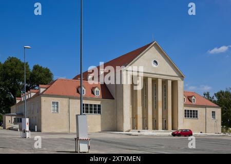 L'Hellerau Festival Theatre fu costruito nel 1911 nello stile dell'architettura riformata nella città giardino di Hellerau, che ora fa parte di Dresda. La Foto Stock