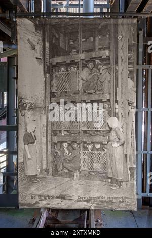 Photo Vintage Originale Carbonia, Mineurs Sur Monte-charge Années 60 - Tirage Argentique 24x30 Cm, Agence Farabola, Italie
