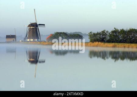 Mulino a vento nell'Olanda settentrionale, Texel, Noordholland, Olanda Foto Stock