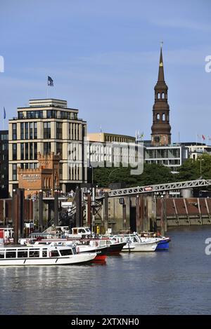 Europa, Germania, città anseatica di Amburgo, porto interno, banchina Hohe Bruecke, serrata sulla Nikolaifleet, torre della chiesa di Santa Caterina, Europa Foto Stock