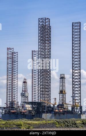 Piattaforme di produzione di petrolio e gas, impianti di perforazione in fase di riparazione, conversione e ammodernamento nella zona portuale di Vlissingen-Oost, Paesi Bassi Foto Stock