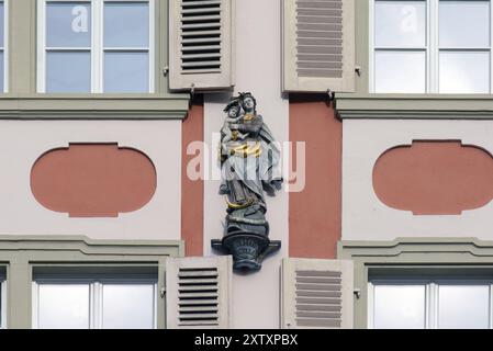 Scultura di Maria immaculata su un edificio residenziale, Kitzingen, bassa Franconia, Baviera, Germania, Europa Foto Stock