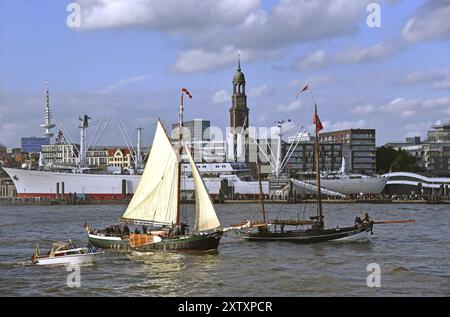 Europa, Germania, città anseatica di Amburgo, St. Pauli Landungsbruecken, Torre del Michel, nave museo Cap San Diego, Ueberseebruecke, Ewer Frida, c Foto Stock