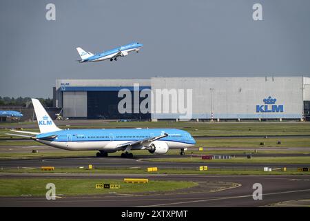 Aeroporto Schiphol di Amsterdam, aeroplani sulla pista di rullaggio, aerei KLM decollati dalla pista di Aalsmeerbaan, grembiule, Amsterdam, Paesi Bassi Foto Stock