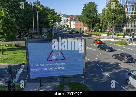 Avviso ufficiale di calore, dal servizio meteorologico tedesco DWD, su cartellone digitale, da Stroeer, all'incrocio, Martinstrasse, Alfredstrasse, B2 Foto Stock