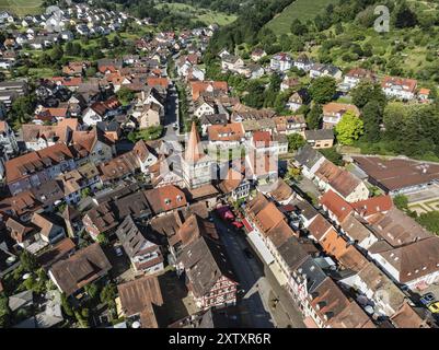 Il centro storico di Gengenbach con la Haigeracher Tor, la porta della città, la vista e il punto di riferimento di Gengenbach, vista aerea, Ortenaukreis, Baden-Wuerttemberg Foto Stock