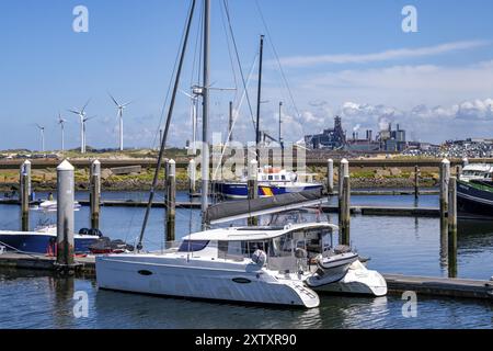 Porto marittimo Marina IJmuiden, porticciolo, barche a vela, yacht, dietro l'acciaio Tata Steel e fonderia a IJmuiden, Velsen, Olanda settentrionale, Paesi Bassi Foto Stock