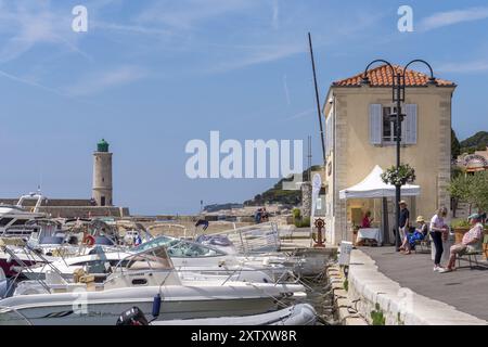 Faro nel porto di Cassis, Provenza, Provenza-Alpi-Costa Azzurra, Francia meridionale, Europa Foto Stock