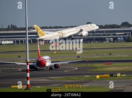 Aeroporto Schiphol di Amsterdam, aeroplani sulla pista di rullaggio, aereo Saudia decolla dalla pista di Aalsmeerbaan, grembiule, Amsterdam, Paesi Bassi Foto Stock