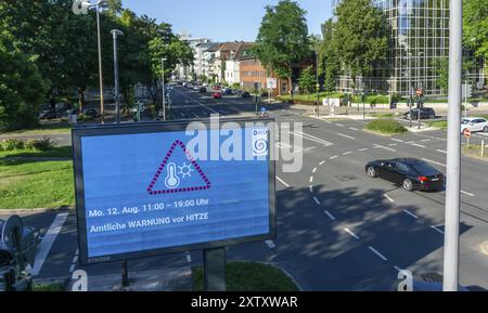 Avviso ufficiale di calore, dal servizio meteorologico tedesco DWD, su cartellone digitale, da Stroeer, all'incrocio, Martinstrasse, Alfredstrasse, B2 Foto Stock