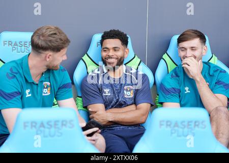 Jay DaSilva del Coventry City (centro), Liam Kitching del Coventry City (destra) e il portiere del Coventry City Bradley Collins (sinistra) sedettero sulla panchina prima del match per il titolo Sky Bet alla Coventry Building Society Arena di Coventry. Data foto: Venerdì 16 agosto 2024. Foto Stock