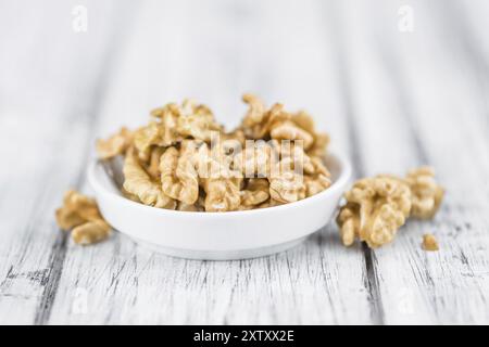 Noci (kernel) su un vecchio tavolo di legno come dettagliato di close-up shot (messa a fuoco selettiva) Foto Stock