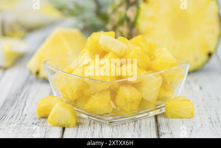 Alcuni fatti in casa (ananas a fette come dettagliato di close-up shot, il fuoco selettivo Foto Stock