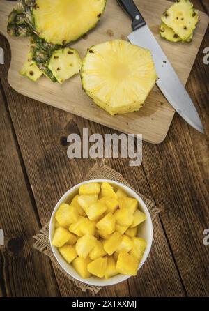 Alcuni fatti in casa (ananas a fette come dettagliato di close-up shot, il fuoco selettivo Foto Stock