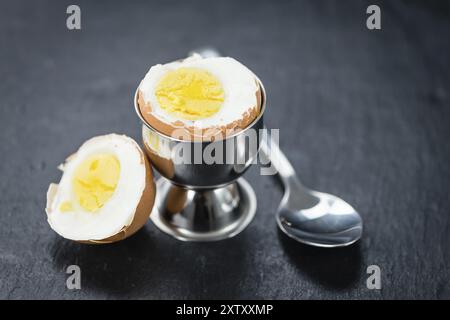 Lastra di ardesia con uova bollite (messa a fuoco selettiva, ripresa ravvicinata) Foto Stock