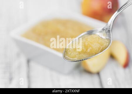 Porzione di salsa di mele fatta in casa (messa a fuoco selettiva, foto ravvicinata) su sfondo vintage Foto Stock