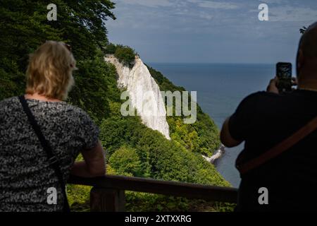 Sassnitz, Germania. 16 agosto 2024. I turisti visitano lo Skywalk sulle scogliere del Parco Nazionale di Jasmund vicino a Sassnitz sull'isola di Rügen, sui terreni del Centro Parco Nazionale di Königsstuhl. Quest'anno, il Königsstuhl National Park Centre, sede originale del dipinto di Caspar David Friedrich "Chalk Cliffs on Rügen", ospita una settimana di romanticismo dal 19 al 25 agosto. Crediti: Stefan Sauer/dpa/Alamy Live News Foto Stock