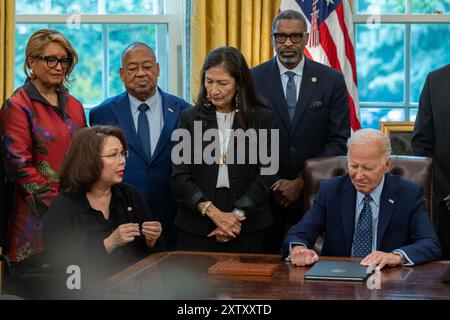 Washington, Stati Uniti. 16 agosto 2024. Il senatore degli Stati Uniti Tammy Duckworth (Democratico dell'Illinois) parla come presidente degli Stati Uniti Joe Biden è affiancato da leader per i diritti civili, membri della comunità, e i funzionari eletti firmarono un proclama per designare lo Springfield 1908 Race Riot National Monument nell'ufficio ovale di Washington, DC, venerdì 16 agosto 2024. Foto di Annabelle Gordon/UPI credito: UPI/Alamy Live News Foto Stock