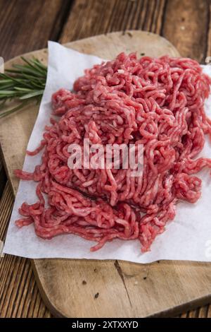 Porzione di carne macinata su un vecchio tavolo di legno (close-up shot) Foto Stock