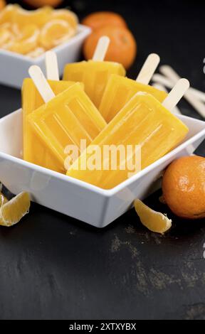 Porzione di papaveri mandarini freschi fatti in casa (primo piano, attenzione selettiva) su un sfondo vintage Foto Stock