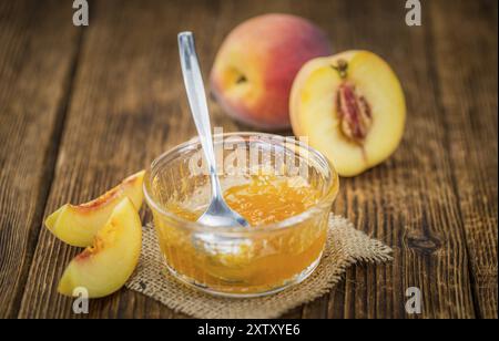Inceppamento della pesca su un vecchio tavolo di legno come scatto dettagliato in primo piano, messa a fuoco selettiva Foto Stock
