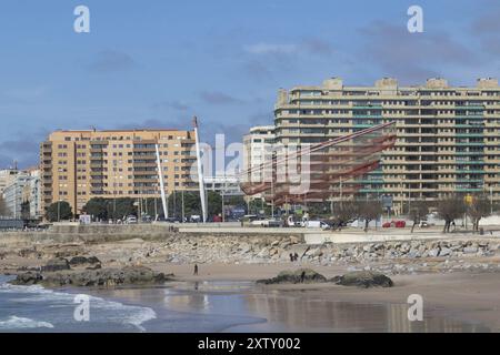 Luogo di interesse che cambia, Rotunda da Anemona, scultura dell'artista Janet Echelman sul lungomare della spiaggia Praia de Matosinhos a Matosinh Foto Stock