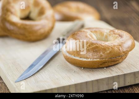 Fatta fresca pianura bagel (messa a fuoco selettiva) su sfondo vintage (close-up shot) Foto Stock