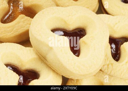 Primo piano di alcuni biscotti di pasta frolla con marmellata di albicocche e prugne Foto Stock