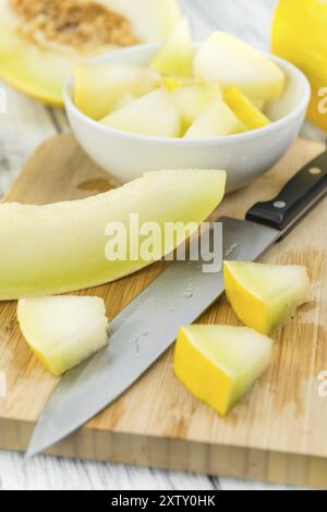 Fresche fatte giallo melone Honeydew su un sfondo vintage (close-up shot) Foto Stock