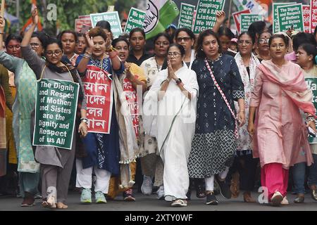 Kolkata, India. 16 agosto 2024. Il primo ministro del Bengala Occidentale Mamata Banerjee guida una dimostrazione per chiedere giustizia a una donna che è stata presumibilmente stuprata e uccisa in un ospedale statale il 9 agosto 2024. Attivisti del TMC, che ha accompagnato la signora Banerjee, hanno gridato slogan per la pena capitale per gli accusati. Il 16 agosto 2024 a Kolkata, India. (Foto di Dipa Chakraborty/ credito: Eyepix Group/Alamy Live News Foto Stock