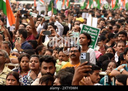 Kolkata, India. 16 agosto 2024. Manifestanti che hanno partecipato a una manifestazione per chiedere giustizia a una donna medico, che è stata presumibilmente violentata e uccisa in un ospedale statale. Il 16 agosto 2024 a Kolkata, India. (Foto di Dipa Chakraborty/ credito: Eyepix Group/Alamy Live News Foto Stock