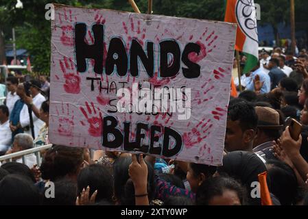 Kolkata, India. 16 agosto 2024. Manifestanti che hanno partecipato a una manifestazione per chiedere giustizia a una donna medico, che è stata presumibilmente violentata e uccisa in un ospedale statale. Il 16 agosto 2024 a Kolkata, India. (Foto di Dipa Chakraborty/ credito: Eyepix Group/Alamy Live News Foto Stock