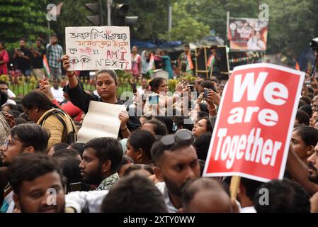 Kolkata, India. 16 agosto 2024. Manifestanti che hanno partecipato a una manifestazione per chiedere giustizia a una donna medico, che è stata presumibilmente violentata e uccisa in un ospedale statale. Il 16 agosto 2024 a Kolkata, India. (Foto di Dipa Chakraborty/ credito: Eyepix Group/Alamy Live News Foto Stock