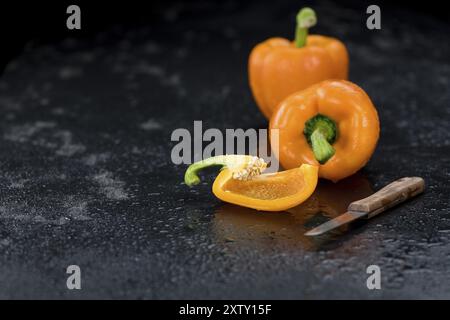 Lastra di ardesia con paprika arancione (messa a fuoco selettiva, primo piano) Foto Stock