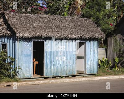 Polizia malgascia in un container di trasporto trasformato a Hell-Ville, Nosy Be Island, Madagascar, Africa Foto Stock