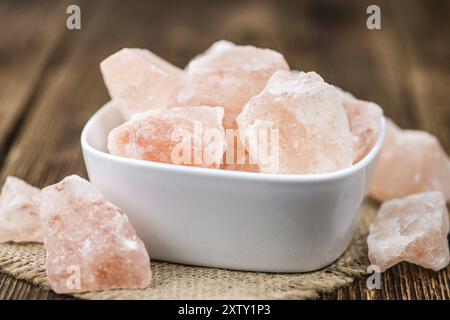 Alcune parti del sale himalayano (foto ravvicinata dettagliata, messa a fuoco selettiva) Foto Stock