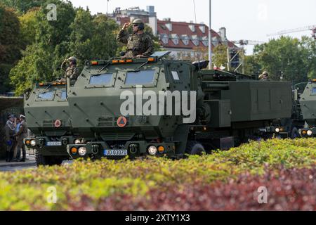 Un lanciarazzi HIMARS (High Mobility Artillery Rocket System) visto a Wislostrada nel centro di Varsavia, la capitale della Polonia durante una parata militare in occasione della giornata dell'esercito polacco. Le forze armate polacche, insieme alle truppe alleate di stanza nel paese, parteciparono a una parata di fronte al pubblico, ai media e radunarono dignitari. Prima della sfilata, il vice primo ministro e ministro della difesa nazionale della Polonia, Wladyslaw Kosiniak-Kamysz, il primo ministro della Polonia, Donald Tusk, e il presidente della Polonia, Andrzej Duda si rivolse al pubblico e ai media riuniti. La parata comprendeva soldati, mec Foto Stock