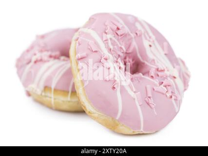 Ciambelle isolate su sfondo bianco (messa a fuoco selettiva, primo piano) Foto Stock