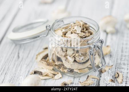 Porzione di primo piano di funghi bianchi secchi freschi, messa a fuoco selettiva Foto Stock