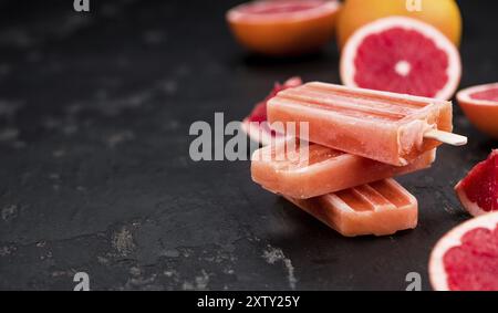 Lastra di ardesia vintage con papaveri di pompelmo appena fatti (messa a fuoco selettiva, foto ravvicinata) Foto Stock