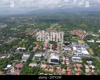 Managua, Nicaragua - 16 agosto 2024: Quartiere degli affari nella città di Managua vista aerea dei droni Foto Stock