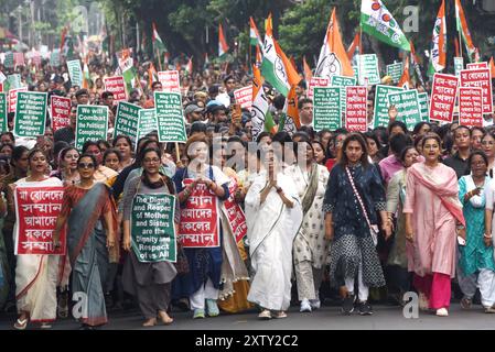 Kolkata, India. 16 agosto 2024. Il primo ministro del Bengala Occidentale Mamata Banerjee guida una dimostrazione per chiedere giustizia a una donna che è stata presumibilmente stuprata e uccisa in un ospedale statale il 9 agosto 2024. Attivisti del TMC, che ha accompagnato la signora Banerjee, hanno gridato slogan per la pena capitale per gli accusati. Il 16 agosto 2024 a Kolkata, India. (Foto di Dipa Chakraborty/ Eyepix Group/Sipa USA) credito: SIPA USA/Alamy Live News Foto Stock