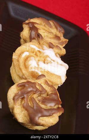 Le zeppole di San Giuseppe o St. Joseph's Day Cream Puffs sono torte fritte in profondità dell'italia meridionale, ripiene di crema pasticcera e smerigliate Foto Stock