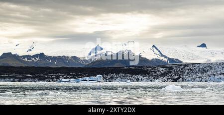 La laguna del ghiacciaio di Jokulsarlon nella parte orientale dell'Islanda durante una giornata nuvolosa Foto Stock