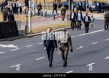 Varsavia, Polonia. 15 agosto 2024. Il vice primo ministro e ministro della difesa della Polonia, Wladyslaw Kosiniak Kamysz, arriva a Wislostrada nel centro di Varsavia, la capitale della Polonia, durante una parata militare in occasione della giornata dell'esercito polacco. Le forze armate polacche, insieme alle truppe alleate di stanza nel paese, parteciparono a una parata di fronte al pubblico, ai media e radunarono dignitari. Prima della sfilata, il vice primo ministro e ministro della difesa nazionale della Polonia, Wladyslaw Kosiniak-Kamysz, il primo ministro della Polonia, Donald Tusk, e il presidente della Polonia, Andrzej Duda si rivolse al pubblico e.. Foto Stock