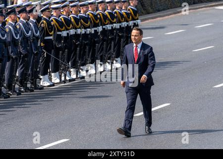 Varsavia, Polonia. 15 agosto 2024. (Ministro degli Esteri) Radoslaw Sikorski arriva a Wislostrada nel centro di Varsavia, la capitale della Polonia, durante una parata militare in occasione della giornata dell'esercito polacco. Le forze armate polacche, insieme alle truppe alleate di stanza nel paese, parteciparono a una parata di fronte al pubblico, ai media e radunarono dignitari. Prima della sfilata, il vice primo ministro e ministro della difesa nazionale della Polonia, Wladyslaw Kosiniak-Kamysz, il primo ministro della Polonia, Donald Tusk, e il presidente della Polonia, Andrzej Duda si rivolse al pubblico e ai media riuniti. La parata fea Foto Stock