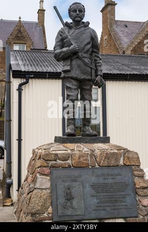 Una statua di John Rae, l'esploratore artico, di Ian Scott, a Stromness sulle Orcadi. Foto Stock