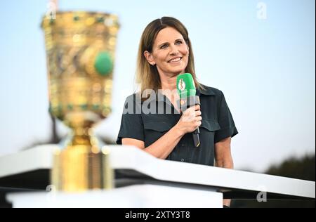 Ulm, Germania. 16 agosto 2024. Calcio, Coppa DFB, 1° turno, SSV Ulm 1846 - Bayern Monaco, Donaustadion: Presentatore ZDF Katrin Müller-Hohenstein nello stadio prima dell'inizio della partita. NOTA IMPORTANTE: In conformità con le normative della DFL German Football League e della DFB German Football Association, è vietato utilizzare o far utilizzare fotografie scattate nello stadio e/o della partita sotto forma di immagini sequenziali e/o serie di foto video. Credito: Tom Weller/dpa/Alamy Live News Foto Stock